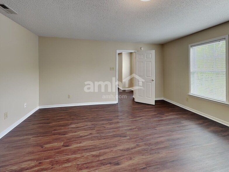 Building Photo - 2957 Seasons Dr