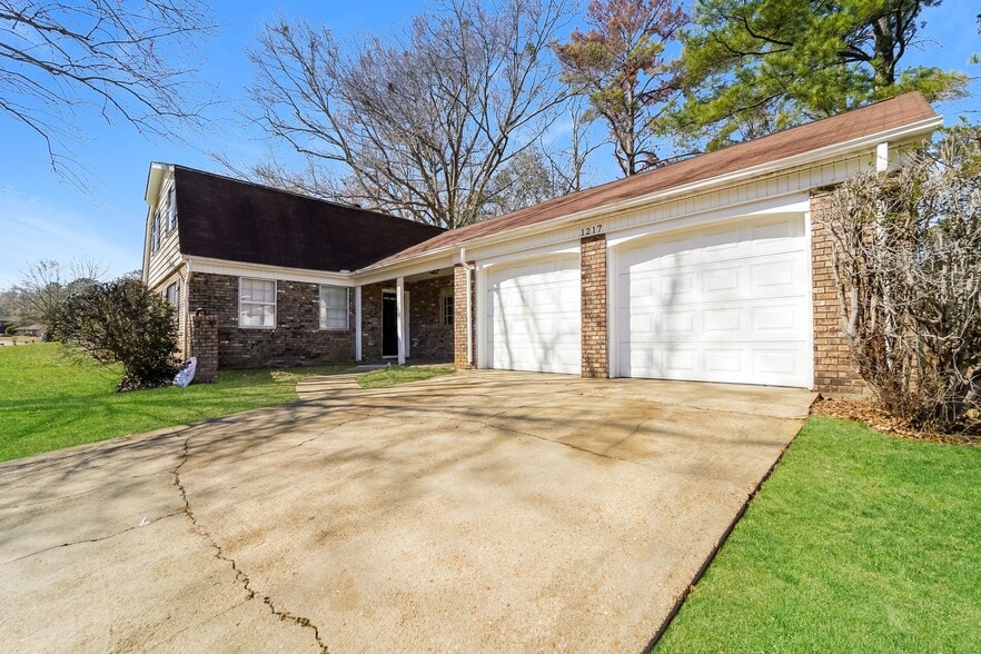 Building Photo - 1217 Foxhill Dr