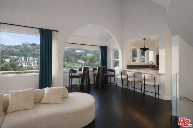 Building Photo - 8810 Hollywood Blvd