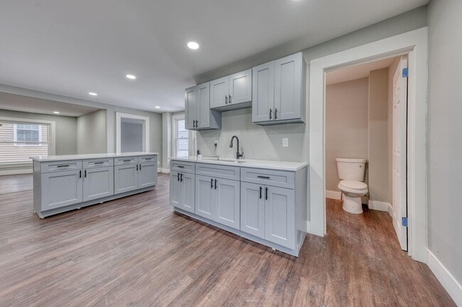 Building Photo - 68 Lewis Ave