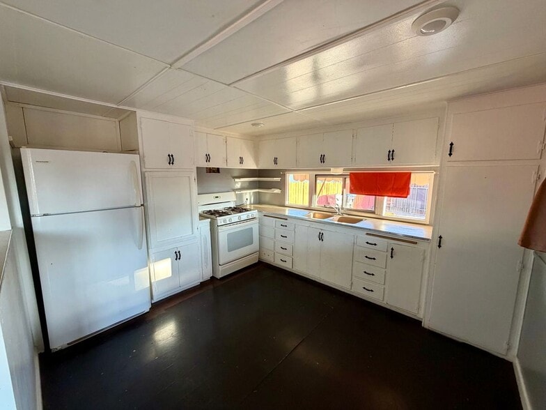 Building Photo - 31080 Fretwell Ave