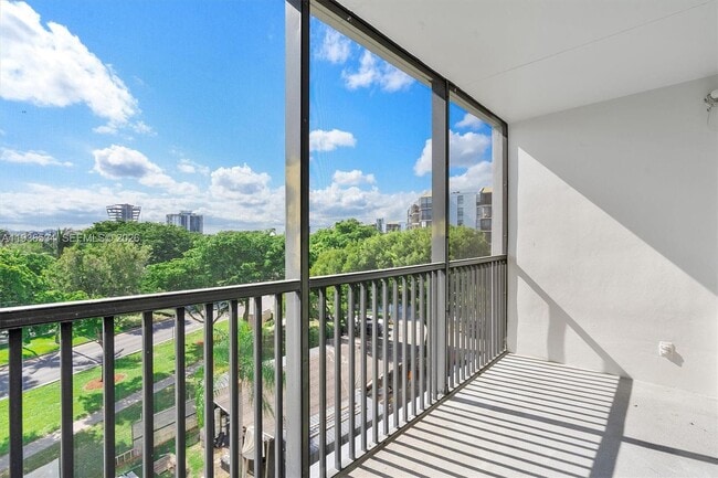 Building Photo - 3101 N Country Club Dr