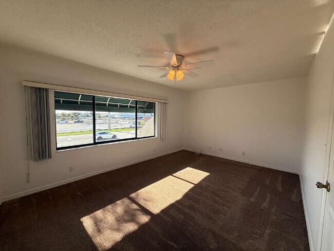 Building Photo - Beachside townhome with 3 bedrooms and 2 b...