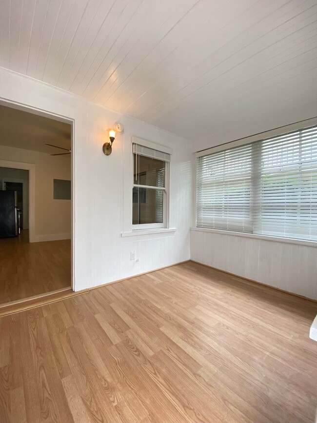 Interior Photo - 23 19th Ave