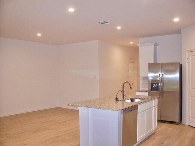 Building Photo - 5015 Balcolm Dr