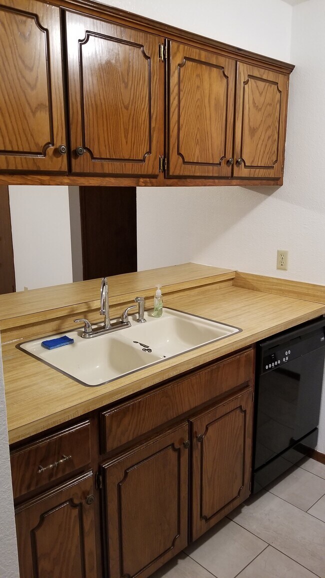 Kitchen - 910 Acacia Circle