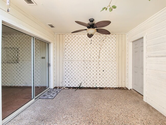 Building Photo - Stylish Townhouse in Prime Location – Walk...