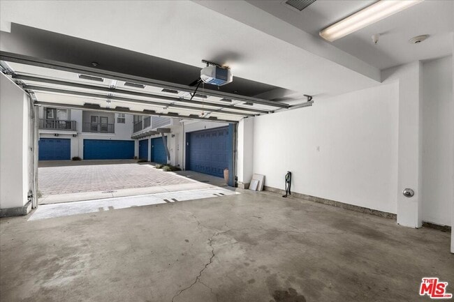 Building Photo - 6010 S Celedon Creek