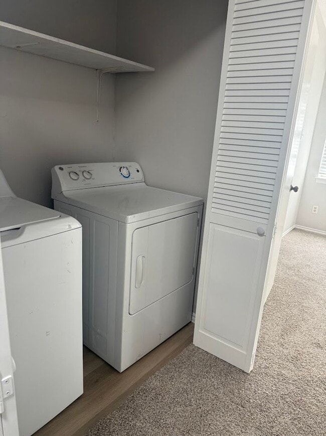 Building Photo - River Crossing - 2BD Townhome - Two Story - Near Downtown - Full Laundry - Small Yard - Reserved ...