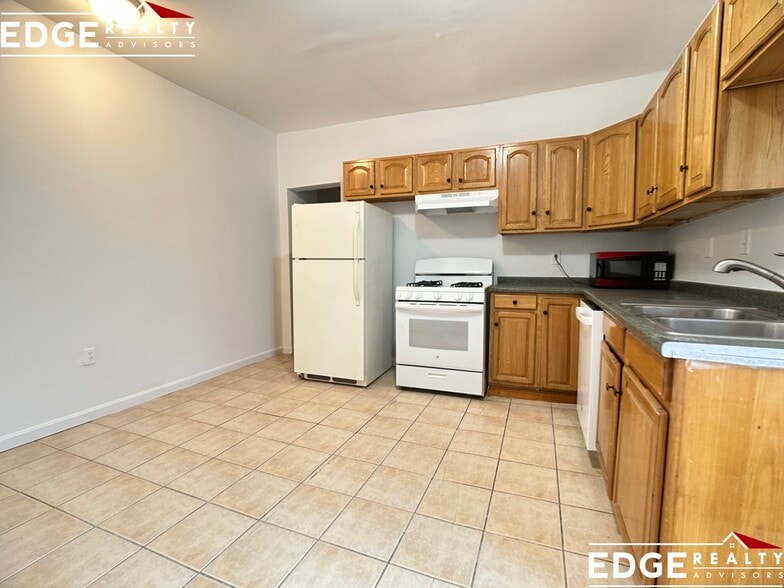 Building Photo - 160 Strathmore Rd