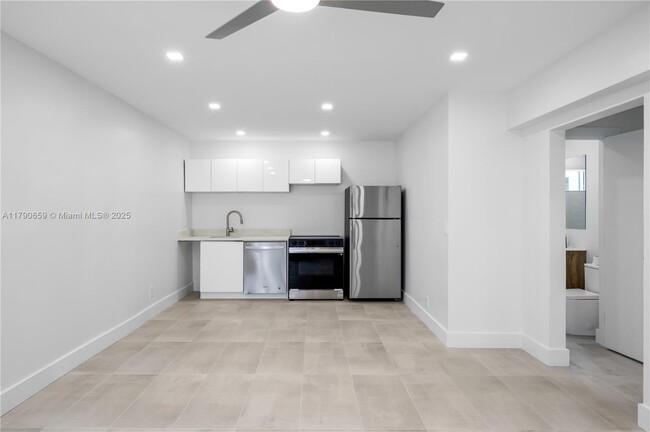 Primary Photo - 551 NE 26th St