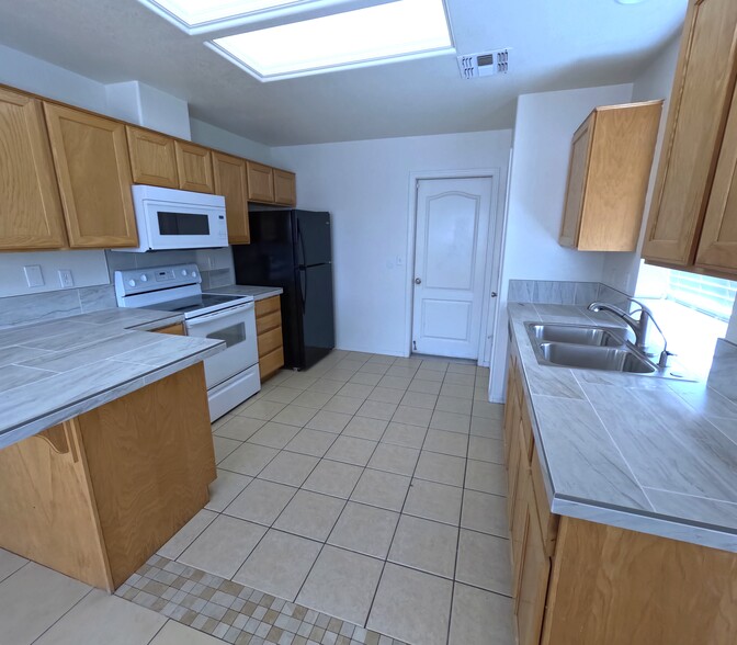 Building Photo - 1675 E Segovia Way