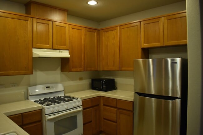 Building Photo - 570 Barclay Way