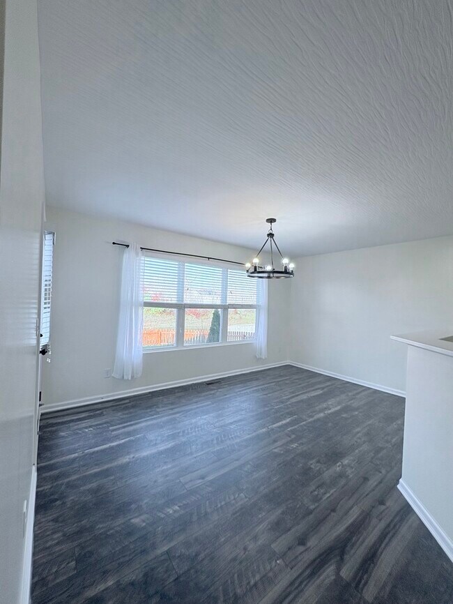 Building Photo - Charming 3 Bed, 2.5 bath in Blacklick!