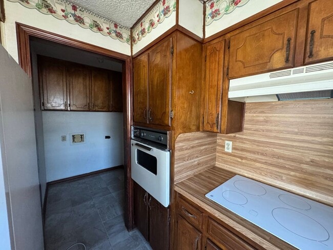 Building Photo - 207 E Hogan Dr