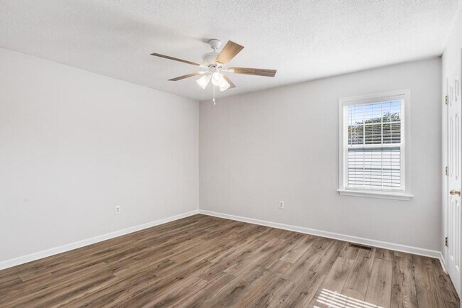 Building Photo - 4 Bedrooms/2 Bath Ranch Home!