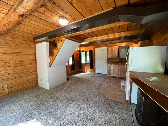 Building Photo - Cute 2 story, pet friendly cabin