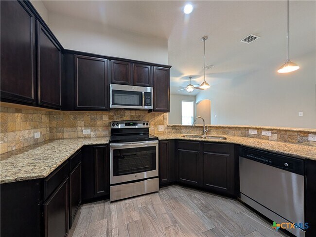 Building Photo - 549 Creekside Frst