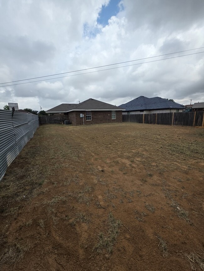 Building Photo - 3 bed 2 bath home