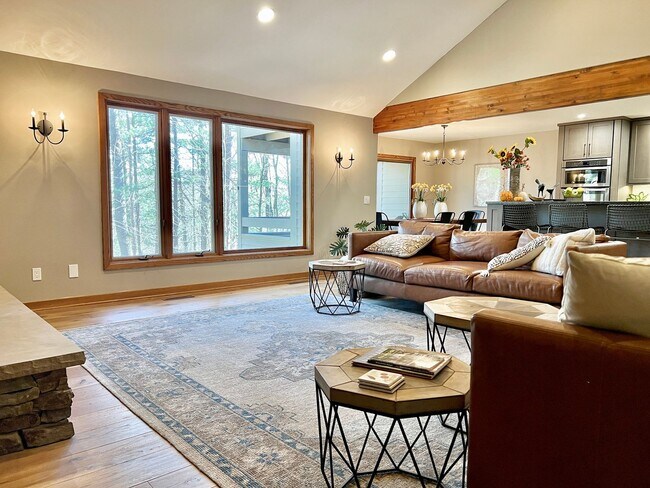 Building Photo - 6245 Summit Ct