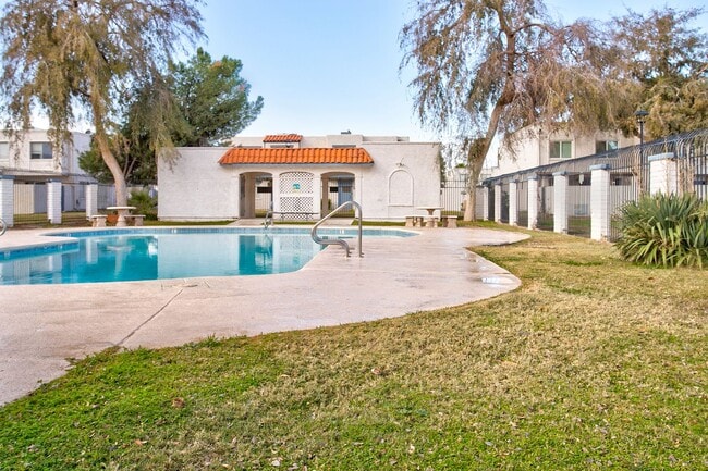 Building Photo - Wonderful Townhome centrally located.  Kit...