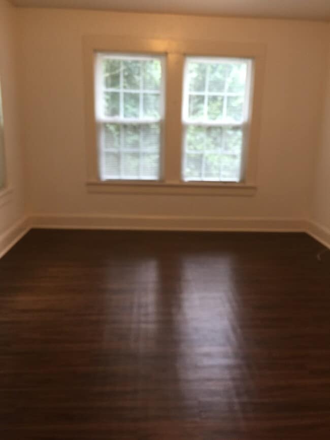 Building Photo - Charming 1 bedroom apartment downtown