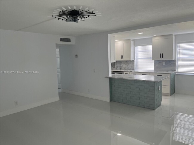 Building Photo - 98 Normandy Ln