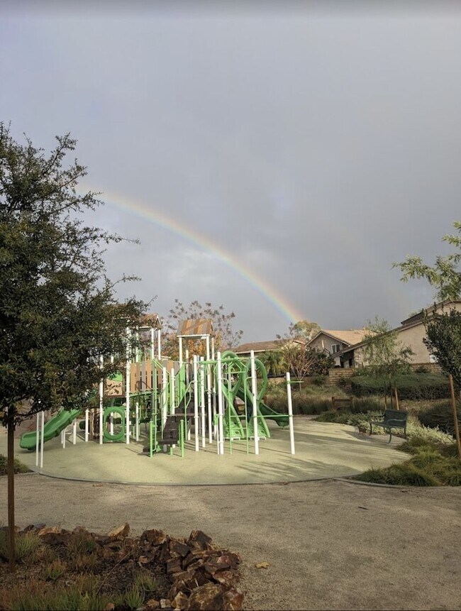 Building Photo - Amazing 4-bedroom home with a view, Availa...