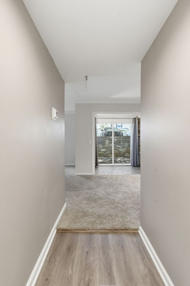 Building Photo - Updated condo in the heart of Green Hills!