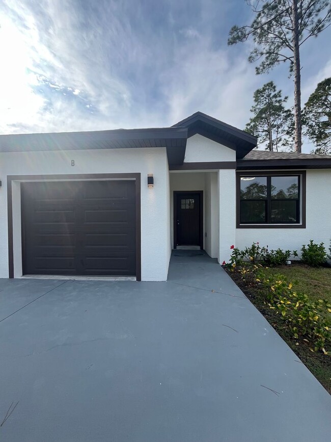 Building Photo - BEAUTIFUL BRAND NEW DUPLEX!!