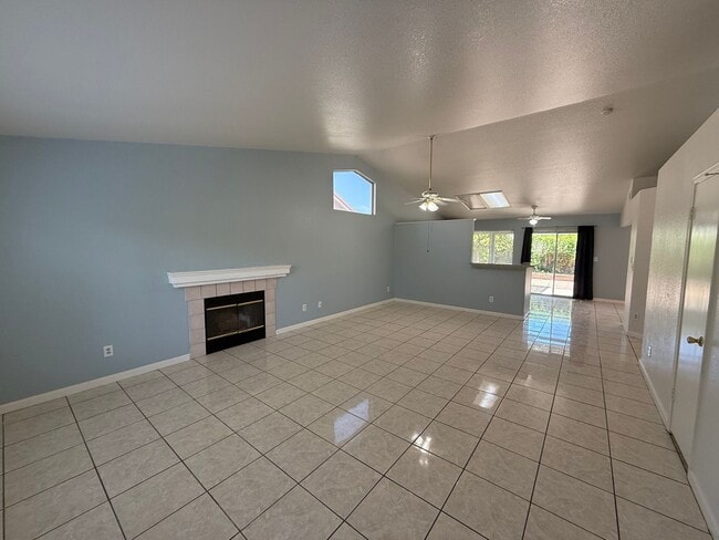 Building Photo - Single story in Modesto!