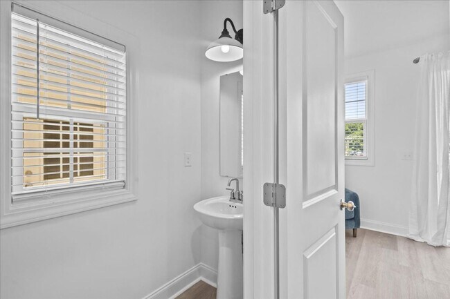 Building Photo - 4 bedroom 3.5 bath with the Bonus room and...
