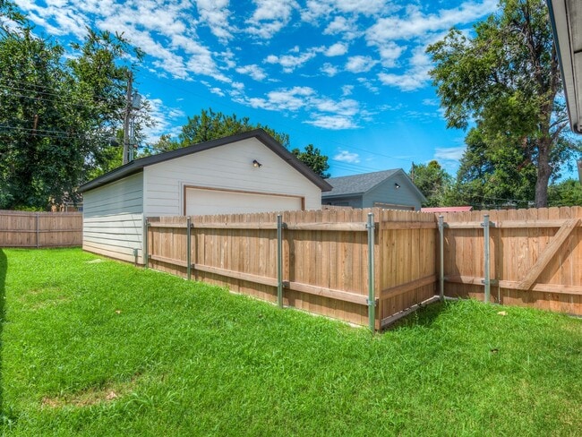 Building Photo - Spacious 4-Bedroom Home with Thoughtful De...
