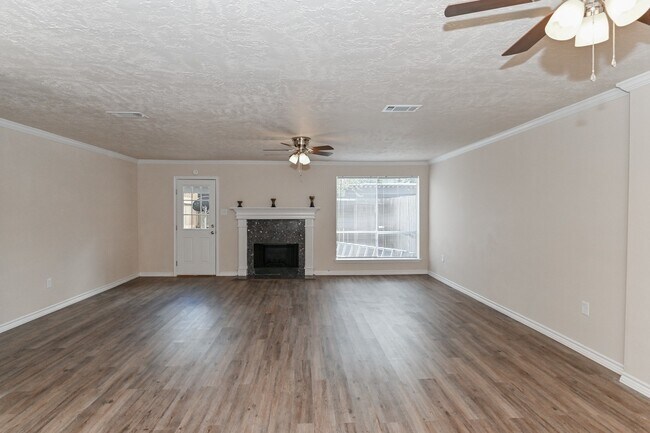 Building Photo - 3 BEDROOM HOUSE FOR LEASE