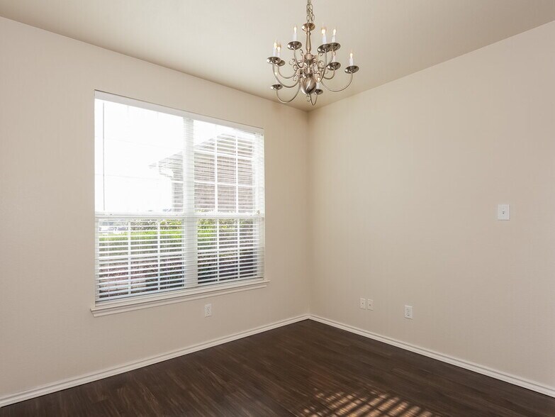 Building Photo - 12716 Chattaroy Ln