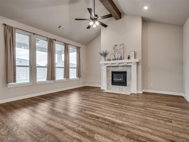 Building Photo - 915 Kings Canyon Rd