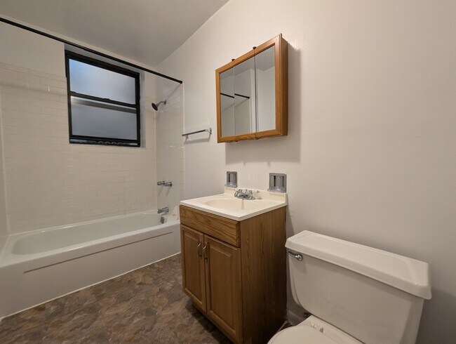 Building Photo - 3147 W Medill Ave