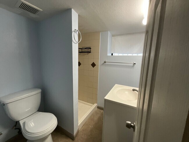 Building Photo - large three bedroom house with extra livin...