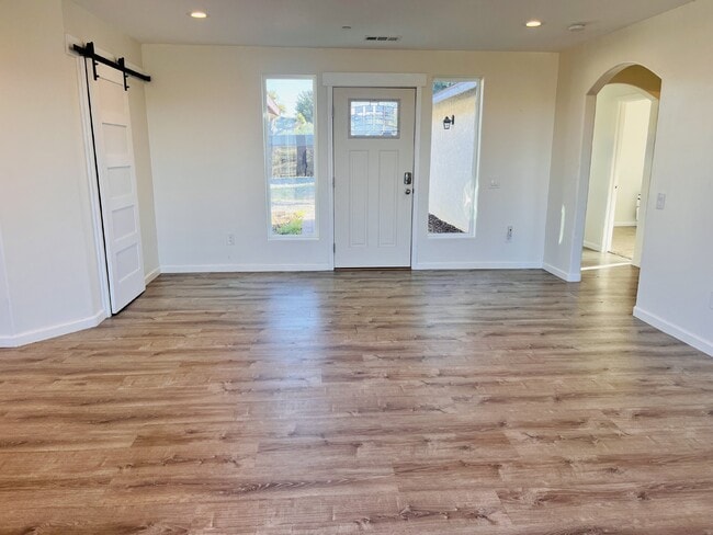 Building Photo - Gorgeous 3 bd, 2.5 ba on 1 acre