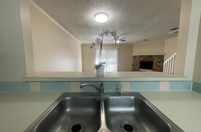 Building Photo - 2 Bedroom Townhome in Lexington Square
