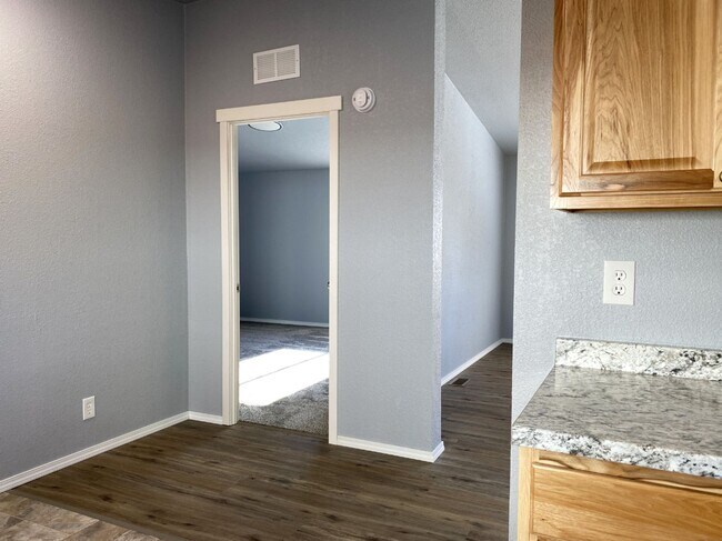 Building Photo - Freshly Updated in Dallesport