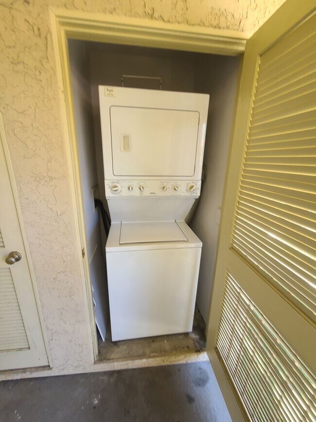 Building Photo - Spacious 2Bd Condo in Mira Mesa with Private Balcony & In-Unit Laundry!