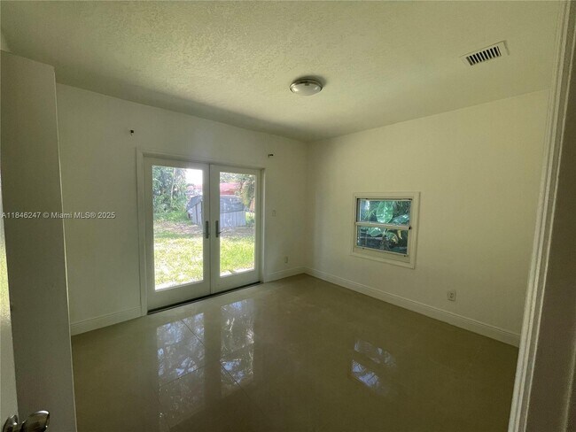 Building Photo - 4681 SW 33rd Ave
