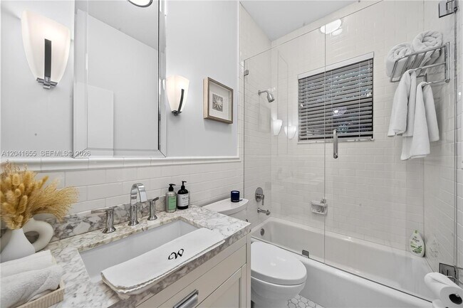 Building Photo - 460 W Dilido Dr