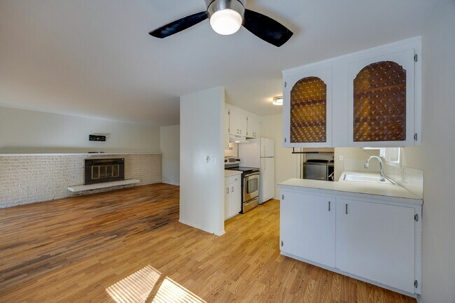Building Photo - Charming House For Rent in Burien! Full Si...