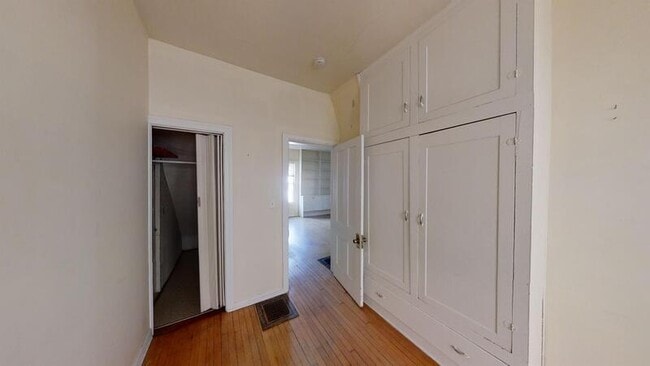 Building Photo - 406 N State St