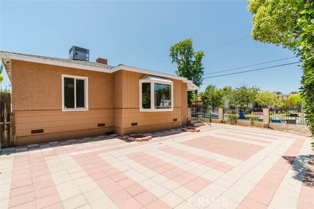 Building Photo - 13856 Runnymede St