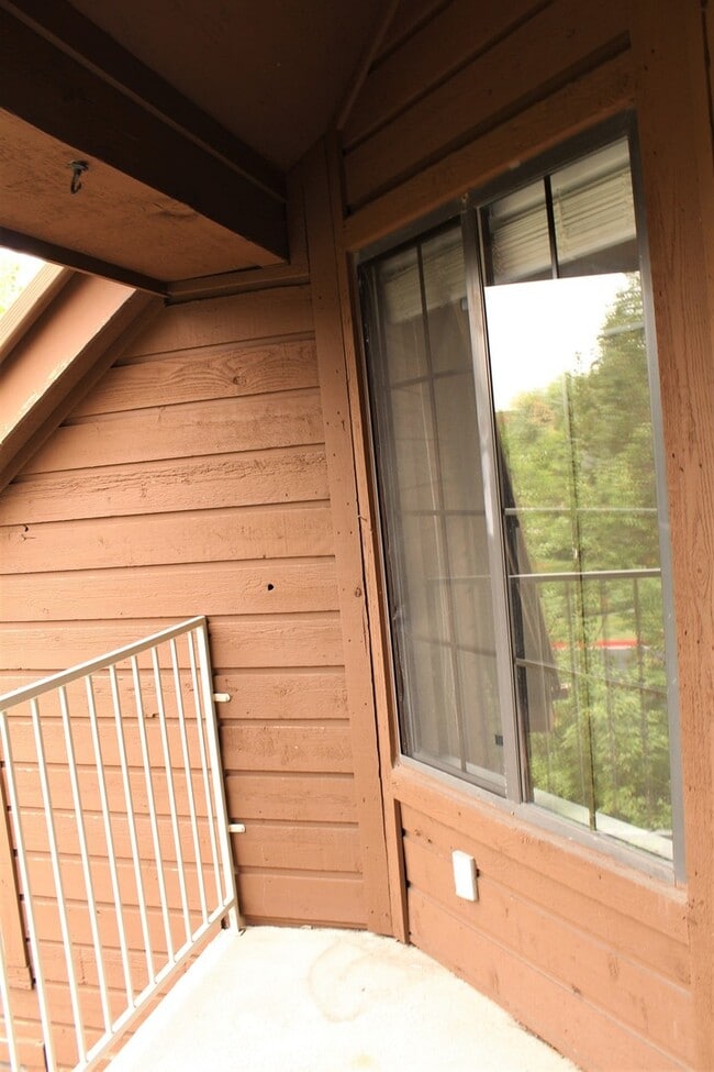 Building Photo - Huge 1 bedroom Condo With Loft, Walking Distance From Belmar! Available Mid July!!