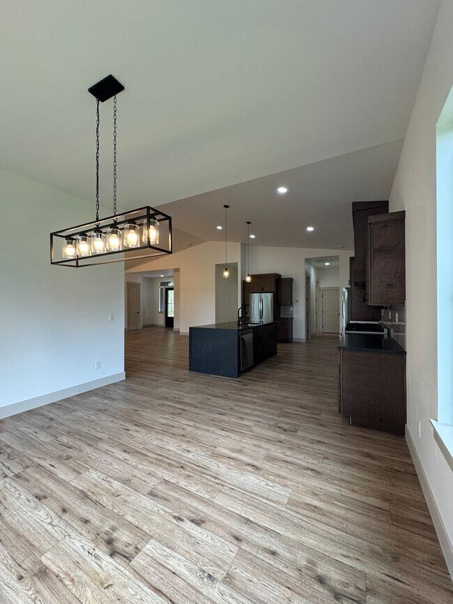 Building Photo - Luxury Rural Home Close to Town for Lease