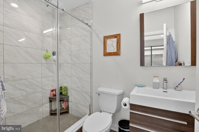 Building Photo - 381 Martin St